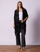 Kimono negro de gasa con apliques de brillos, marca Jessica Mc Clintock.