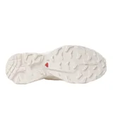 Championes Salomon XT-6, color beige con detalles en blanco y suela con relieve técnico, ideales para running y actividades al aire libre.