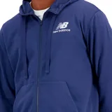 Campera azul marino con capucha y cierre frontal completo. Logo de New Balance estampado en blanco en el pecho. Cuenta con bolsillos laterales y está confeccionada en tejido de rizo francés.