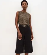 Blusa sin mangas Marfinno con estampado geométrico, confeccionada en viscosa, con escote redondo y corte recto.