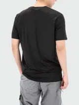 Remera deportiva de manga corta color negro, con cuello redondo y logo de la marca BOSS estampado en el frente con textura de líneas horizontales.