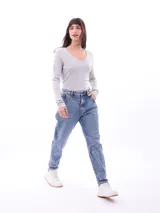 Remera blanca de algodón con cuello en V y mangas largas.