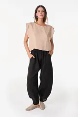 Pantalón de lino italiano color terracota, de corte relajado y fluido con cintura elástica fruncida.