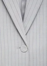Blazer de corte recto y diseño de raya diplomática, con cuello de solapa con muesca, cierre frontal de un botón, bolsillos laterales con solapa y bolsillo de ribete en el pecho.