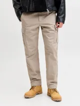 Pantalón cargo de corte relajado y tiro medio color beige, confeccionado en tejido de sarga con bolsillos laterales y traseros.