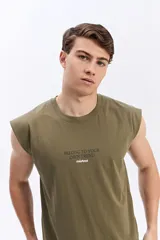 Musculosa oversize de algodón color verde militar, con cuello redondo y diseño estampado en la espalda.