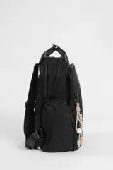 Mochila porta laptop color negro de nylon, con bolsillos laterales con cierre, amplio bolsillo frontal con cierre y llavero decorativo colgante con cuentas de colores. Cuenta con espacio interior acolchado para laptop.