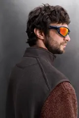 Chaleco negro de punto con interior de polar, cuello alto y cierre frontal con cremallera. Cuenta con bolsillos laterales con cierre. Zara Athleticz.