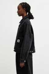 Chaqueta Carhartt modelo Belmar confeccionada en denim negro de alta densidad con sutil estampado de serpiente, cuello clásico, cierre frontal de botones metálicos, bolsillos frontales con solapa y etiqueta cuadrada con el logo de la marca.