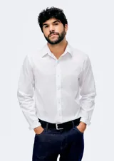 Camisa de vestir manga larga en color blanco, con corte super slim, cuello clásico y cierre frontal de botones.