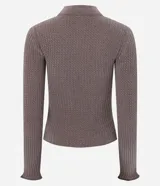 Blusa de chenille color beige, con cuello alto y diseño ajustado al cuerpo. Presenta mangas largas y una textura acanalada en toda la prenda.