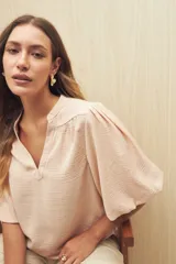 Blusa negra de silueta relajada con escote en V y mangas 3/4 con frunces en los hombros.
