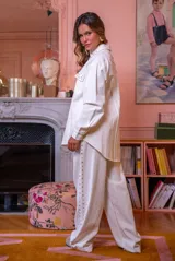 Camisa de denim negra con botones metálicos dorados y bolsillos con tachas doradas. De corte amplio.