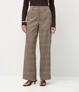 Pantalón de sastrería modelo wide leg con estampado de cuadros, confeccionado en tejido crepé. Presenta cintura alta estructurada con trabillas, bolsillos traseros y cierre discreto.