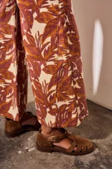 Jean wide leg de tiro medio, con estampado botánico en tonos terracota y beige, confeccionado en denim de algodón con elastano.