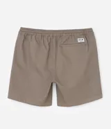 Bermuda masculina de sarga texturizada en color negro, con cintura elástica y ajuste mediante cordón. Presenta un corte regular, bolsillos laterales y un bolsillo trasero aplicado.