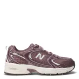 Championes New Balance 530 de estilo retro running, en color bordó con detalles en blanco y gris. Confeccionados en malla transpirable y superposiciones sintéticas, cuentan con entresuela con tecnología ABZORB y la clásica 'N' en los laterales.