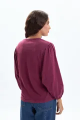 Remera de manga larga color bordó, con cuello redondo y mangas tipo balloon con puños elásticos.