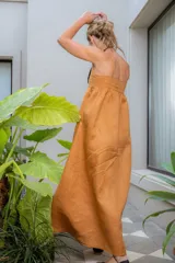 Vestido largo tipo solera con breteles finos, diseño de rayas horizontales en tonos azul y blanco, confeccionado en tejido ligero.