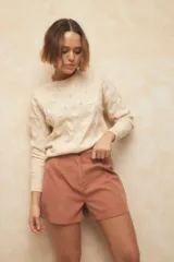 Short de vestir color verde oliva, tiro alto, con pinzas en la cintura y cierre frontal.