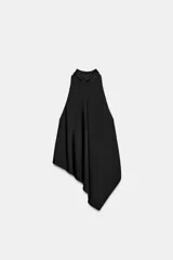 Top de cuello halter confeccionado en tejido satinado, con diseño asimétrico y caída fluida. Presenta lazada ajustable en la espalda.