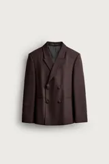 Blazer de traje cruzada de corte regular fit, color marrón oscuro, con solapas de muesca, bolsillos de doble vivo en la cadera y cierre frontal de botonadura doble.