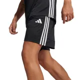 Short deportivo Adidas Tiro Es color negro con tres tiras blancas a los costados y logo de la marca en la pierna izquierda.