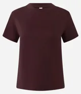 Remera básica de manga corta y cuello redondo en color verde militar, confeccionada en algodón sostenible.