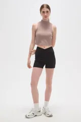 Short de poliamida negro, ajustado al cuerpo, de tiro medio con diseño cruzado en la cintura.