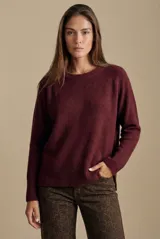 Sweater de tejido de punto color bordó, con cuello redondo, mangas largas y puños acanalados. Presenta un diseño de corte recto y textura suave.