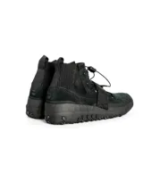 Championes de caña media color marrón, con cordones elásticos, ajuste de velcro y suela de goma con textura.