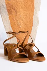 Sandalias de cuero color marrón con tiras finas y taco cuadrado.