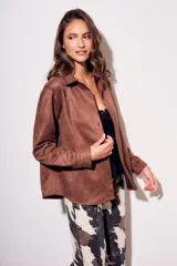 Camisa color marrón de gamuza sintética, de corte recto, con cuello clásico, cierre frontal con botones y mangas largas.