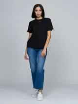 Remera de manga corta Calvin Klein, confeccionada en algodón regenerativo, con cuello redondo acanalado y logo pequeño de la marca estampado en el centro del pecho.