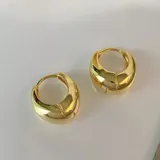 Par de aros dorados tipo argolla gruesa.