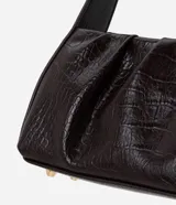 Cartera tipo baguette de material sintético con textura efecto crocco. Cuenta con asa fija de hombro, cierre superior con cremallera y base estructurada con pies metálicos dorados.