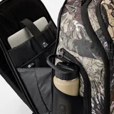 Mochila Rip Curl modelo F-Light Searcher de 45 litros, con estampado de camuflaje y base reforzada en color negro. Cuenta con múltiples compartimentos con cierre y diseño ergonómico.