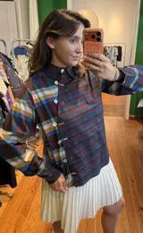 Camisa de popelina de algodón con diseño de cuadros multicolor, corte cruzado con cierre lateral de botones de nácar y mangas largas.