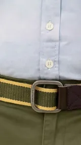 Cinto de tela canvas azul marino con galón de rayas blancas y celestes, hebilla doble metálica color peltre y terminaciones en símil cuero marrón.