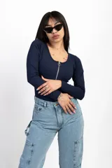 Body negro de mangas largas con escote redondo y cierre de cremallera plateada en el frente.