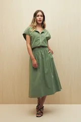 Falda midi color verde oliva, con cintura elastizada y bolsillos laterales.