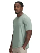 Remera de entrenamiento Under Armour de manga corta, confeccionada en tejido técnico elástico de secado rápido con tecnología de control de olores. Presenta cuello redondo y bajo con aberturas laterales.