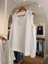Blusa blanca de lino sin mangas, con escote redondo y silueta relajada.