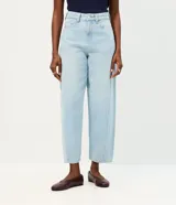 Pantalón de jean con corte new carrot, de cintura alta y estructura firme. Presenta un diseño holgado en la cadera que se estrecha hacia el bajo, con bolsillos funcionales y cierre frontal con botón y cremallera.