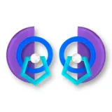 Par de aros colgantes con forma geométrica, con base semicircular violeta, círculo azul y romboide turquesa.