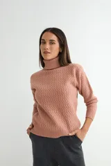 Polera de tejido de punto con cuello alto y textura acanalada en zigzag. Presenta mangas largas y puños ajustados, con un diseño clásico y versátil.