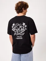 Remera de algodón negra de corte holgado, con estampa en la espalda de temática playera y el logotipo de la marca Rusty en blanco.