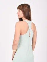 Vestido midi negro de corte recto, sin mangas y con cuello alto.