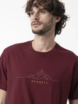 Remera Merrell de manga corta color bordó con cuello redondo, confeccionada en algodón. Presenta un estampado frontal minimalista de líneas que simulan una montaña junto al logo de la marca.