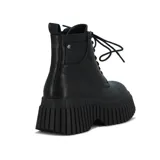 Bota de caña media color negro, acordonada, con suela track y plataforma.